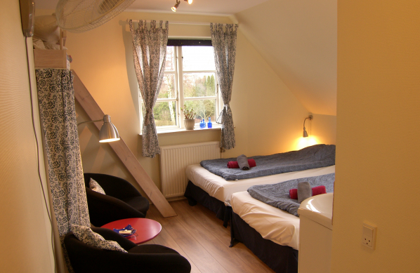 2 perskamer met gedeelde badkamer